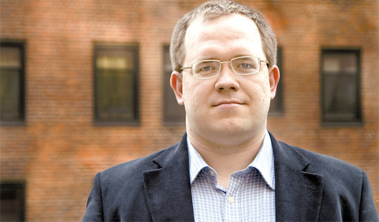 Evgeny Morozov, que questiona o conceito de que a internet seja sinônimo de mais liberdade e democracia