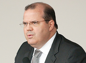 Presidente do Banco Central, Alexandre Tombini, afirmou que os brasileiros devem moderar o consumo neste momento
