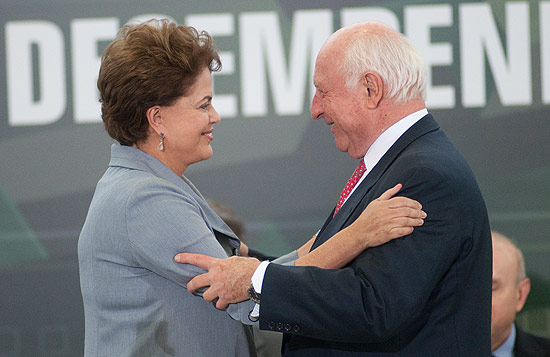 A presidente Dilma Rousseff com o empresário Jorge Gerdau em cerimônia no Palacio do Planalto