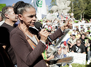 Marina Silva discursa para manifestantes no protesto