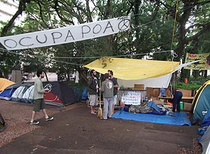 'Indignados' de Porto Alegre passam Ano Novo acampados