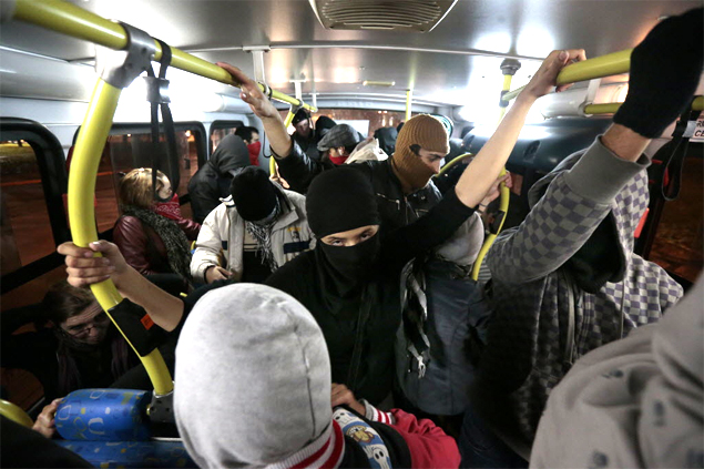 Grupo de 'black blocs' entra em ônibus sem pagar para ir do centro à Assembleia Legislativa de São Paulo