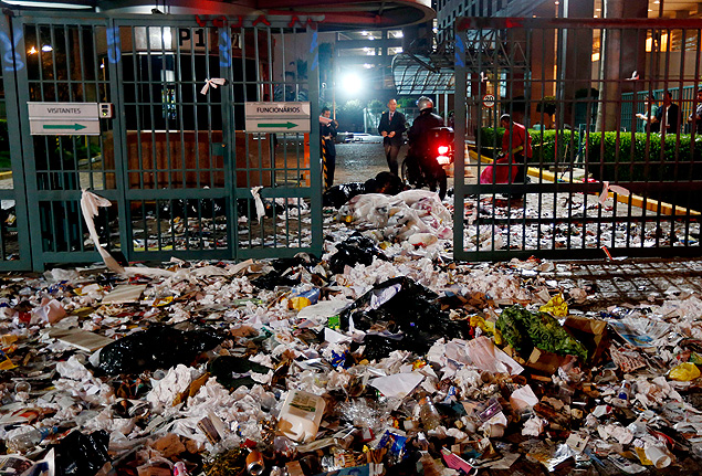 Manifestação contra publicação da "Veja" espalhou lixo em frente a prédio da Editora Abril