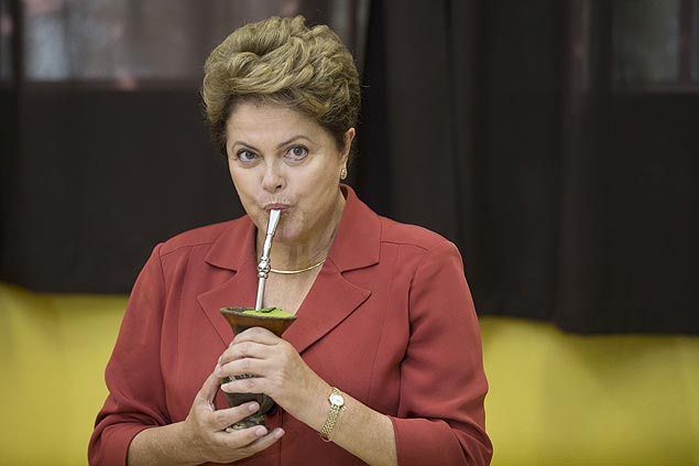 Dilma Rousseff ganha chimarrão de presente ao votar na manha deste domingo (26) em Porto Alegre (RS) 