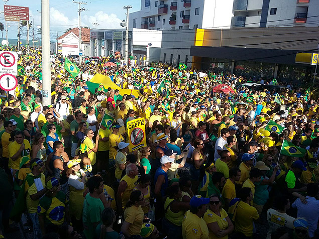 Participantes se concentram na orla de João Pessoa para ato a favor do impeachment da presidente Dilma Rousseff.