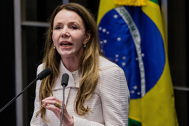 BRASILIA, DF, BRASIL, 11-05-2016: A senadora Vanessa Grazziotin (PC do B-AM), discursa durante sessao do impeachment da presidente Dilma Rousseff, no Senado Federal. (Foto: Eduardo Anizelli/Folhapress, PODER)