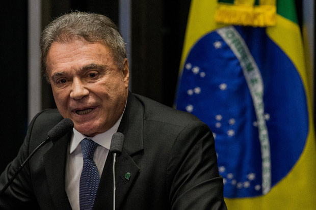 BRASILIA, DF, BRASIL, 11-05-2016: O senador Alvaro Dias (PV-PR), discursa durante sessao do impeachment da presidente Dilma Rousseff, no Senado Federal. (Foto: Eduardo Anizelli/Folhapress, PODER)