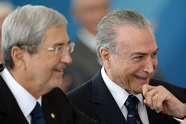 Brazilian President Michel Temer (R) and Chief of Staff Antonio Imbassahy smile during the inauguration ceremony of the ministers of Justice and Public Security, Alexandre de Moraes, of Human Rights, Luislinda Valois and the presidency's Secretary General Wellington Moreira Franco at Planalto Palace in Brasília, on February 3, 2017. / AFP PHOTO / ANDRESSA ANHOLETE