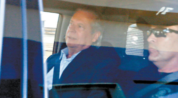 O ex-ministro José Dirceu, em sua transferência para prisão no Paraná 
