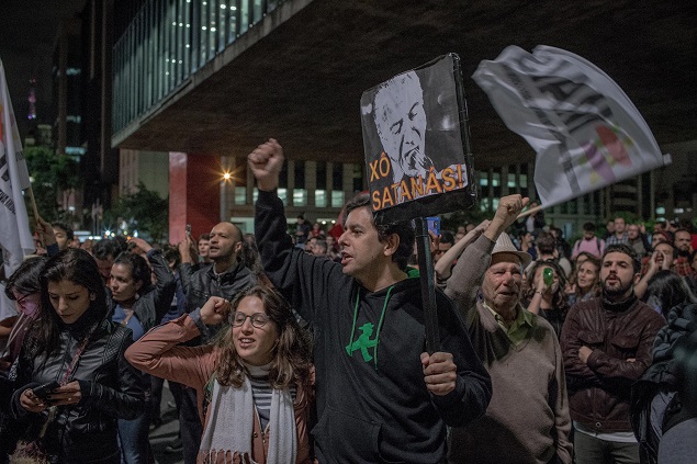 Manifestantes em ato contra o presidente Michel Temer, na avenida Paulista, nesta última quarta (17) 