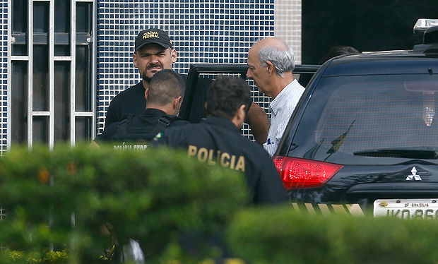 O ex-governador do DF, José Roberto Arruda, chega preso à superintendência da PF em Brasília