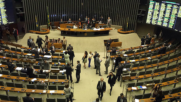Embora o painel marque presença de 455 deputados, plenário da Câmara já está praticamente vazio. Presidente da Casa, Rodrigo Maia (DEM-RJ) não chegou nem a entrar no espaço de votações. Acompanha julgamento de casa.