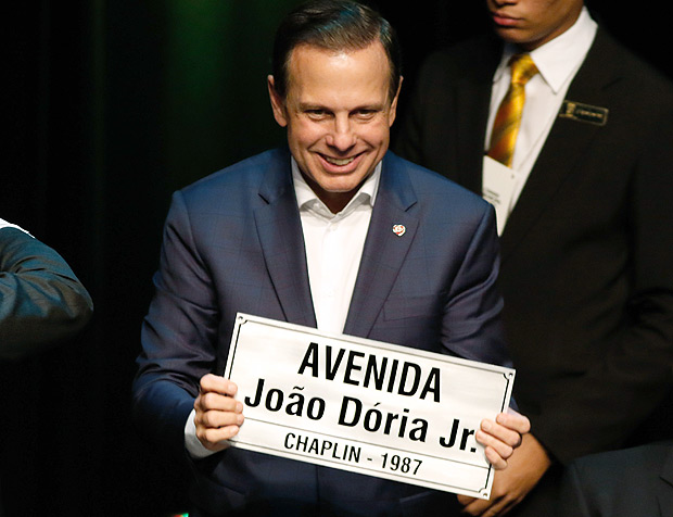 O prefeito de São Paulo, João Doria, recebe o título de cidadão natalense, nesta quarta, em Natal (RN)