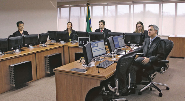 Os juízes Victor Laus (à esq.), Leandro Paulsen e João Pedro Gebran Neto, que julgaram o caso de Lula