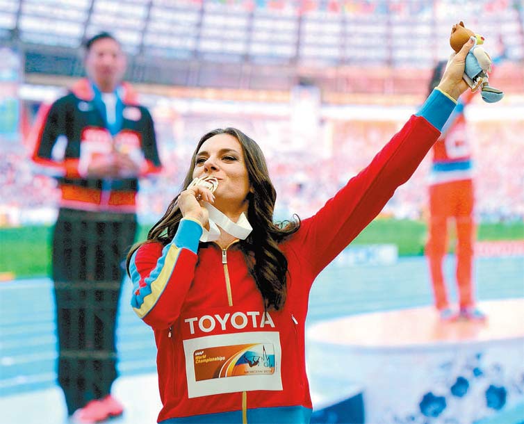 A bicampe olmpica Ielena Isinbaieva beija ouro recebido em Moscou