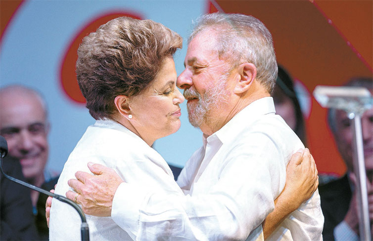 Dilma e Lula se abraçam após a reeleição da presidente