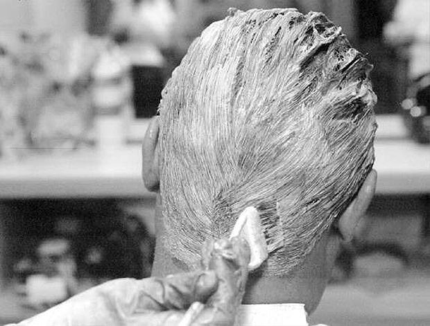 Cliente faz aplicação de tintura nos cabelos no salão de cabeleireiros "Ringo". [FSP-Cotidiano-29.03.95]*** NÃO UTILIZAR SEM ANTES CHECAR CRÉDITO E LEGENDA***