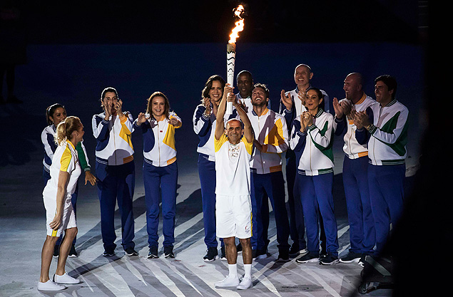 RIO DE JANEIRO, RJ, 05.08.2016: RIO-2016 - Vanderlei Cordeiro de Lima recebe a tocha olímpica de Hortência na cerimônia de abertura dos Jogos Olímpicos do Rio 2016, no estádio do Maracanã. (Foto: Eduardo Knapp/Folhapress)