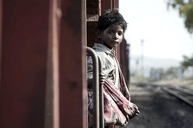 O ator Sunny Pawar interpreta o jovem Saroo em 'Lion: Uma Jornada Para Casa