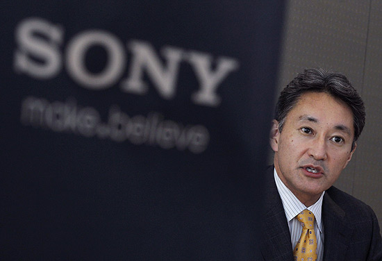 Kazuo Hirai, futuro executivo-chefe da Sony, fala com jornalistas na sede da empresa, em Tóquio