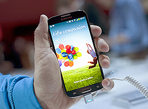 Galaxy S 4 é exibido por funcionário da Samsung, no lançamento em Nova York