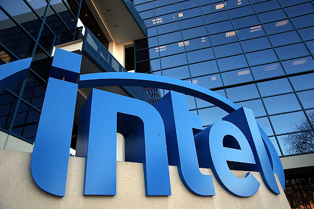 SANTA CLARA, CA - JANUARY 16: The Intel logo is displayed outside of the Intel headquarters on January 16, 2014 in Santa Clara, California. Intel will report fourth quarter earnings after the closing bell. Justin Sullivan/Getty Images/AFP == FOR NEWSPAPERS, INTERNET, TELCOS & TELEVISION USE ONLY ==