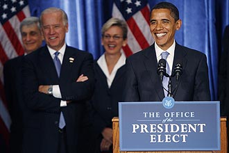O presidente eleito dos Estados Unidos, Barack Obama ( dir.), sorri durante entrevista coletiva, em Chicago (EUA).