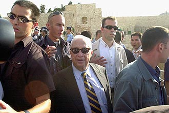 O lder direitista israelense Ariel Sharon visita Esplanada das Mesquitas, em Jerusalm (Israel)