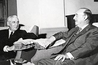 O ditador espanhol Francisco Franco ( dir.) posa com o presidente e ditador portugus Antnio de Oliveira Salazar