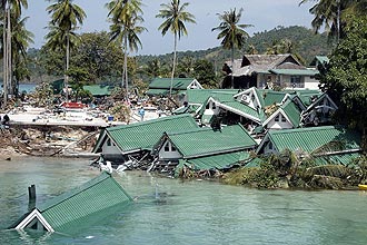 estroos prximo ao cais de Ton Sai Bay, na ilha de Phi Phi (Tailndia), depois que um tsunami atingiu a regio