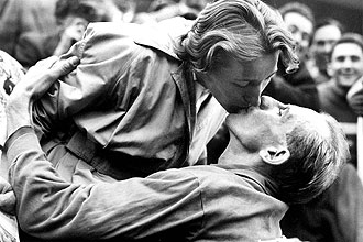 Emil Zatopek beija sua mulher, Dana Zatopkova, medalha de ouro no arremesso de dardo