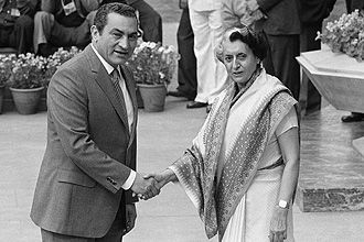 Mohammad Hosni Mubarak, a esquerda, cumprimenta a primeira-ministra da ndia, Indira Gandhi