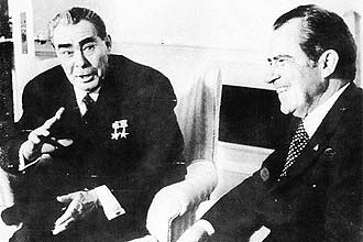 O lder sovitico Leonid Brejnev, a esquerda, e o presidente norte-americano Richard Nixon durante encontro na Casa Branca em 1973