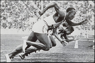 Jogos Olmpicos de Berlim 1936, atleta norte-americano Jesse Owens larga para vencer a final dos 100 rasos