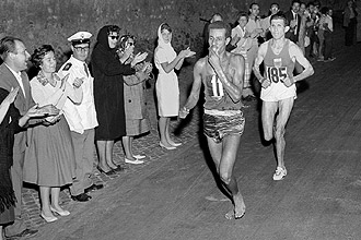 Abebe Bikila, atletal etope, corre para vitria durante maratona nos Jogos Olmpicos de Roma, Itlia