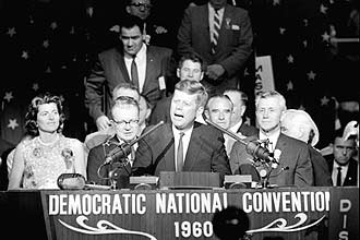 O senador John F. Kennedy durante discurso em conveno do Partido Democrata, no qual anunciou a sua candidatura  presidncia dos EUA