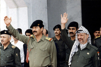 O lder palestino Iasser Arafat ( direita) ao lado do ditador iraquiano Saddam Hussein, durante visita  Bagd (Iraque)