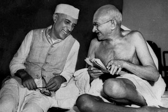 Mahatma Gandhi, lder pacifista indiano (dir.) conversa com Jawaharlal Nehru em Bombaim (ndia)