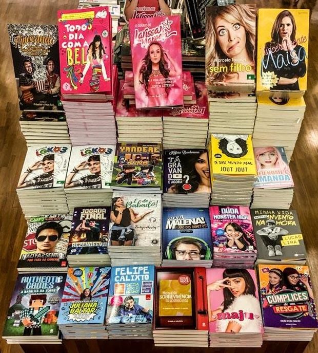 Seo de livros com youtubers em livraria em So Paulo