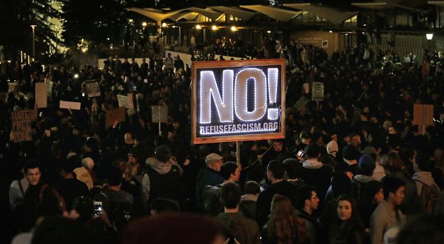 Manifestao contra a palestra de Milo Yiannopoulos na Universidade da Califrnia, em Berkeley