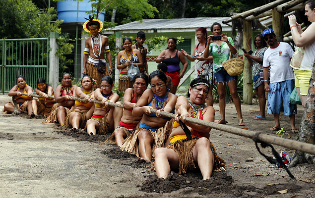Índios pataxó durante demonstração de cabo de guerra na reserva da Jaqueira, em Porto Seguro, onde visitantes podem ver de perto (e participar) diversos costumes da etnia, incluindo danças e pintura corporal; a entrada custa R$ 40