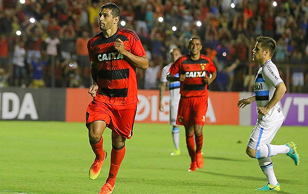 O atacante Diego Souza, do Sport, comemora seu gol na vitória sobre o Grêmio, por 4 a 2, na Ilha do Retiro, em Recife (PE), pelo Brasileiro