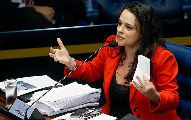 A advogada Janaina Paschoal durante julgamento de Dilma Rousseff no Senado, em 2016