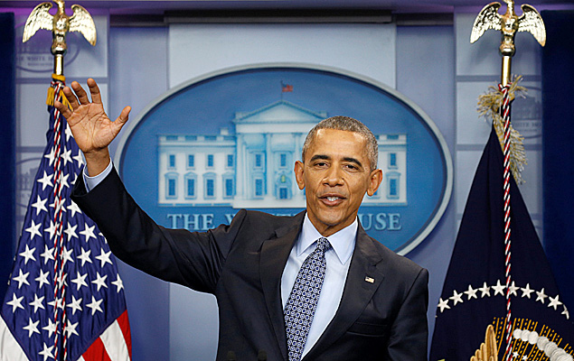 Barack Obama acena após concluir sua última conferência de imprensa na Casa Branca, Washington