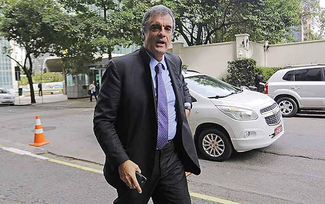 O ex-ministro da Justiça, José Eduardo Cardozo, chega para prestar para depoimento ao juiz federal Sérgio Moro, na Justiça Federal em São Paulo, nesta segunda-feira.