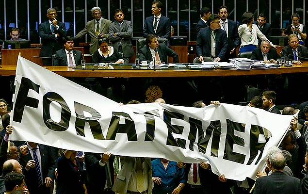 Deputados da oposição protestam no plenário da Câmara contra o governo do presidente Michel Temer (PMDB), em Brasília