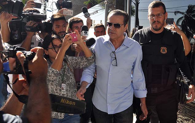 O ex-ministro Henrique Eduardo Alves é preso na manhã desta terça (6) no apartamento onde mora, no bairro de Areia Preta, em Natal