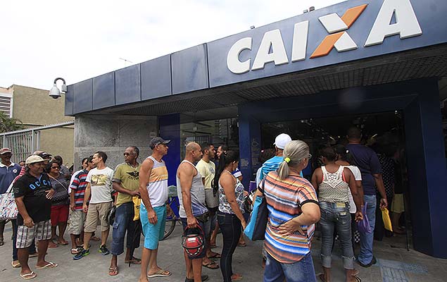 Fila em agência da Caixa Econômica em Recife (PE); termina nesta segunda o prazo para sacar dinheiro das contas inativas do FGTS 