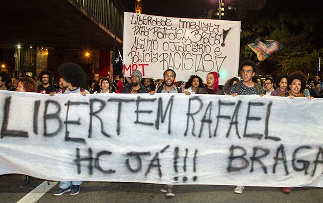 Manifestantes pedem liberdade a Rafael Braga, preso durante uma manifestação no Rio em 2013, na av. Paulista (SP), nesta segunda