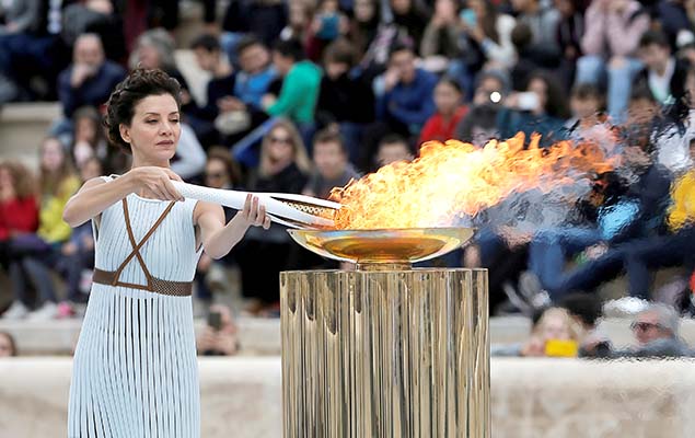 A atriz grega Katerina Lehou acende a tocha da Olimpíada de Inverno de Pyeongchang em Atenas